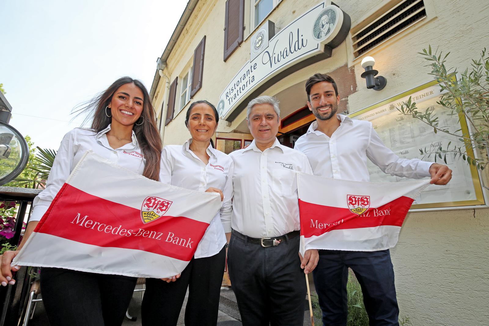 Familie Blancone vor der Trattoria Vivaldi in der Bergstraße
