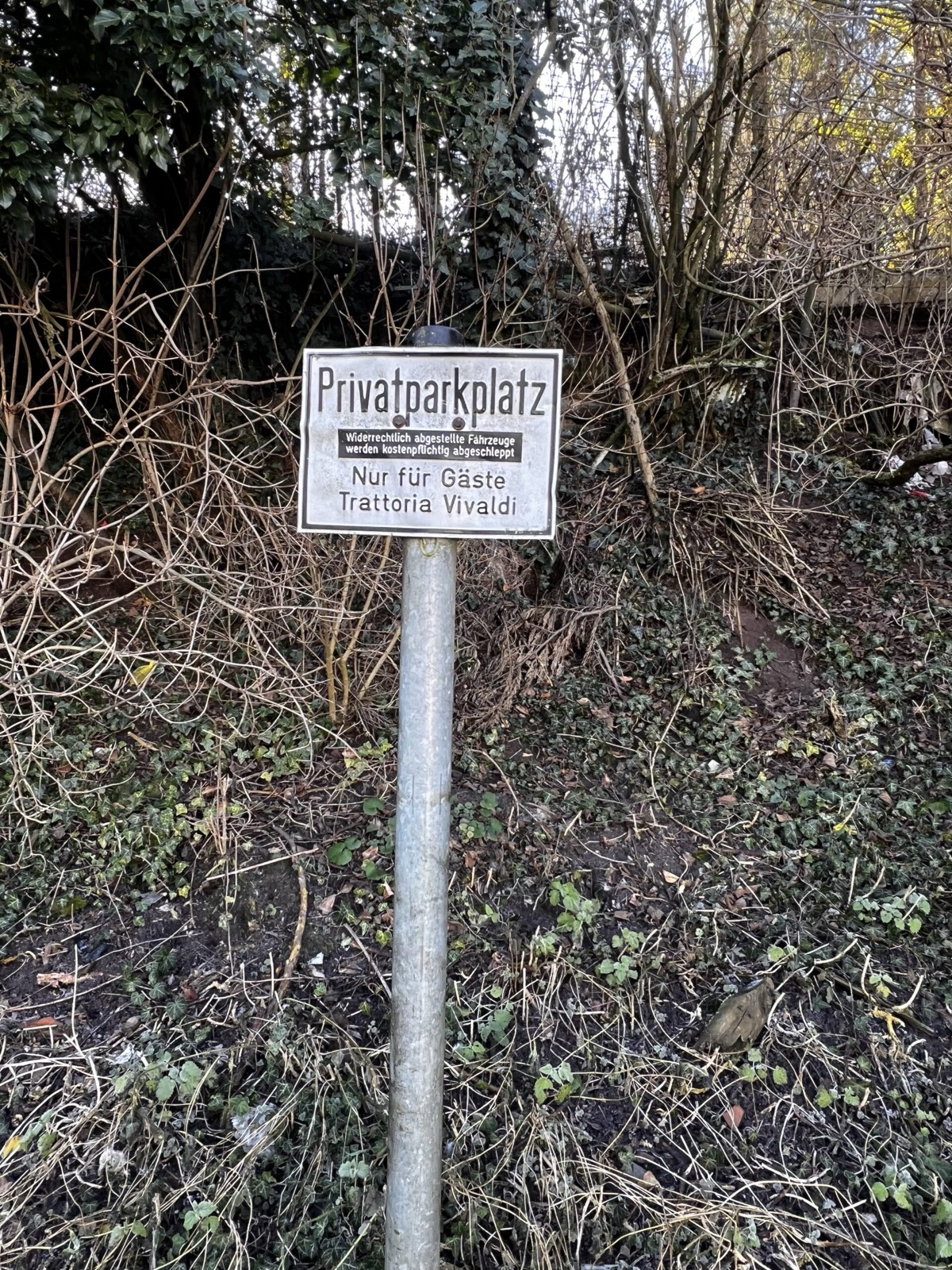 Schild: Privatparkplatz — nur für Gäste der Trattoria Vivaldi