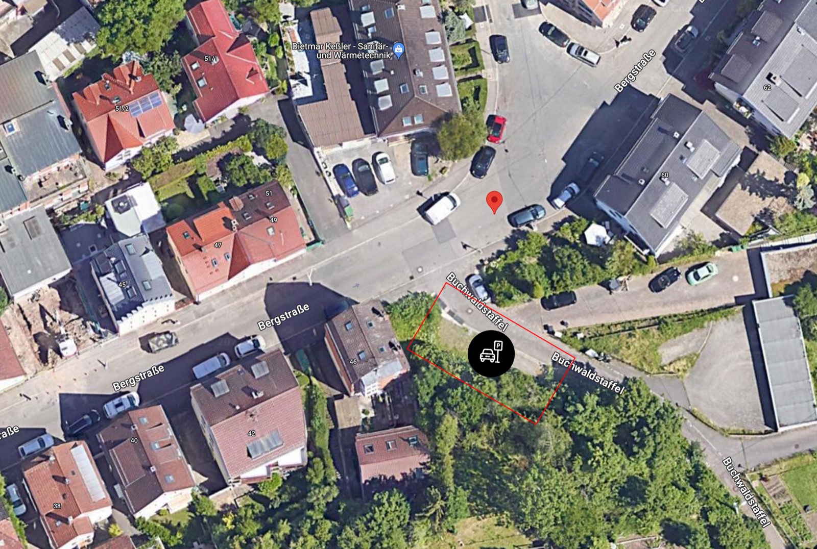 Luftbild der Bergstraße 46 mit den Stellplätzen