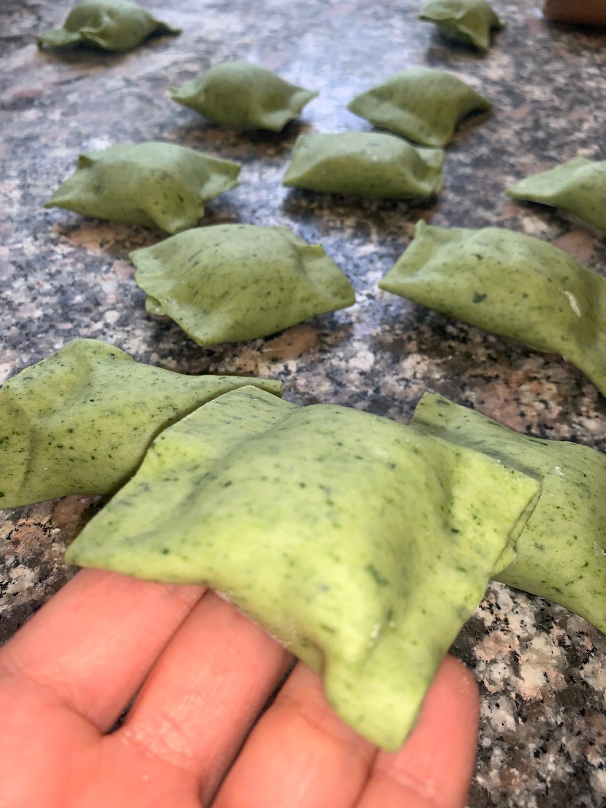 Frisch gefüllte grüne Ravioli