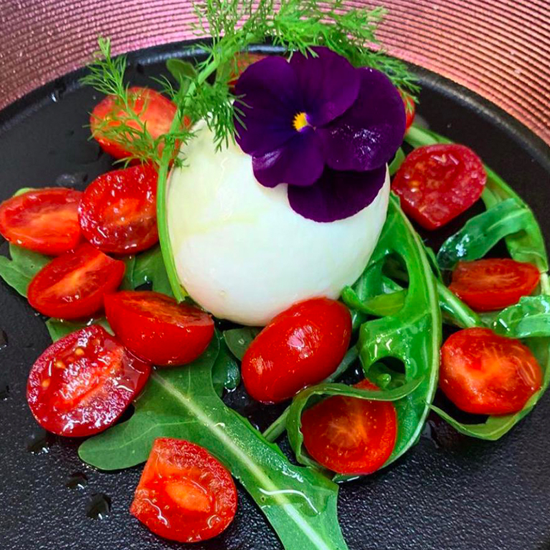 Büffelmozzarella mit Kirschtomaten und Rucola