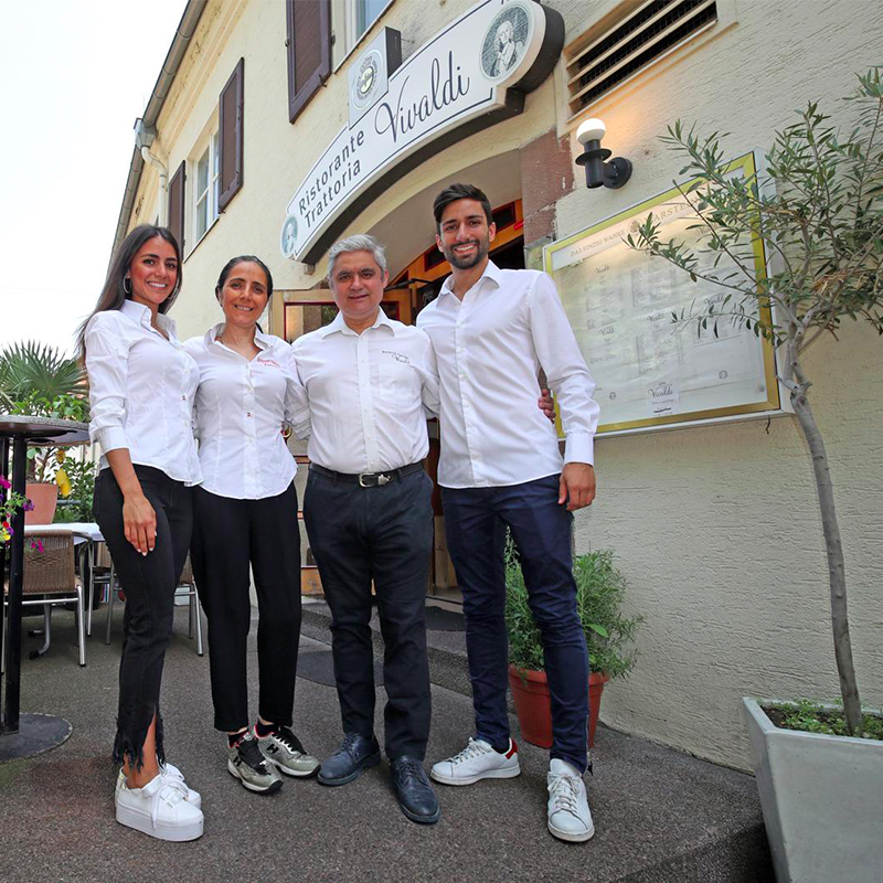 Familie Blancone vor der Trattoria Vivaldi